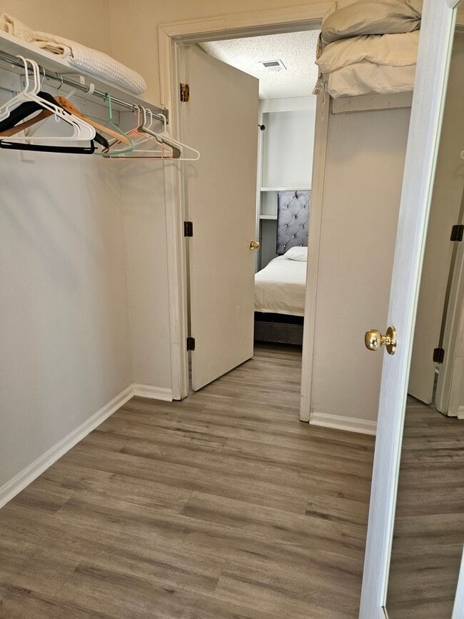 Building Photo - Charming House - Backs To Open Space - Ava...