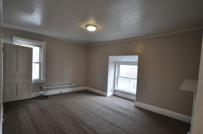 Building Photo - No Application Fee Section 8! Charming and...