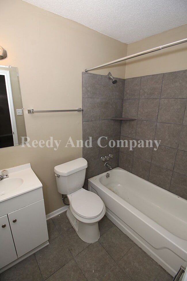 Building Photo - 3879 Briar Pl