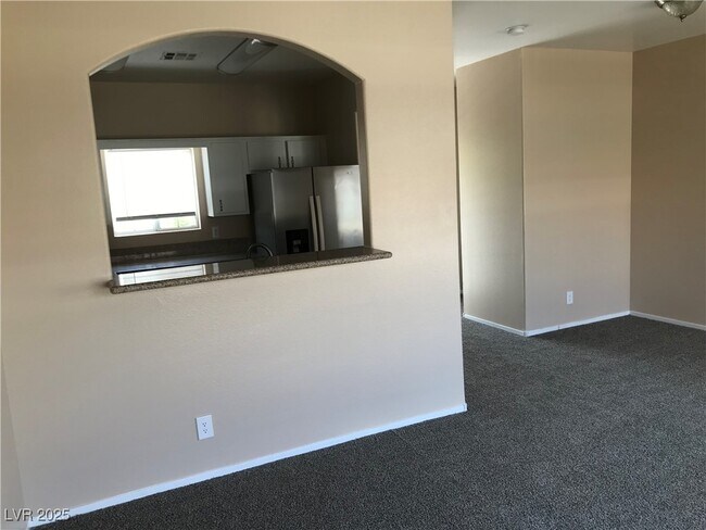 Building Photo - 1900 N Torrey Pines Dr