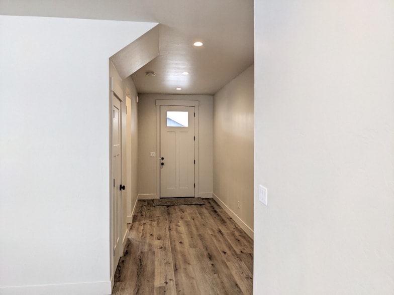 Building Photo - 4039 Snowberry Ave