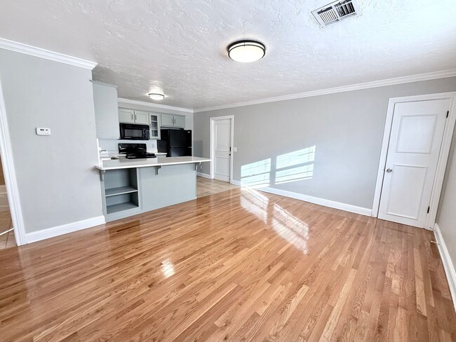 Building Photo - Updated 2BD 1BA Apartment in Historic Crown Heights!!