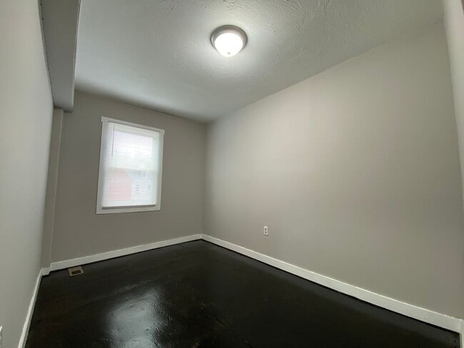 Building Photo - Cozy 3 bedroom in East York