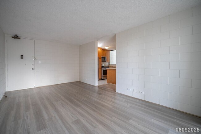 Building Photo - $2600.00 | 2BD/1BA Condo ALL UTILITIES INC...