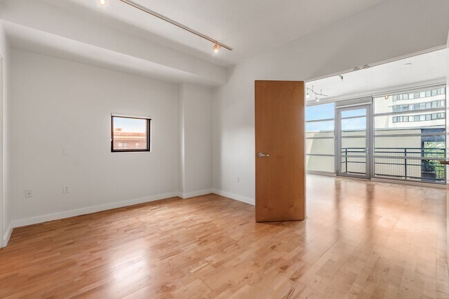 Building Photo - Enjoy all that Logan Circle and Mount Vernon Square have to offer in this modern and bright 2 bed...