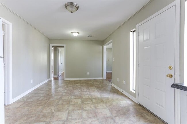 Building Photo - 401 E 7th St