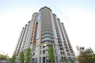 Building Photo - 8220 Crestwood Heights Dr