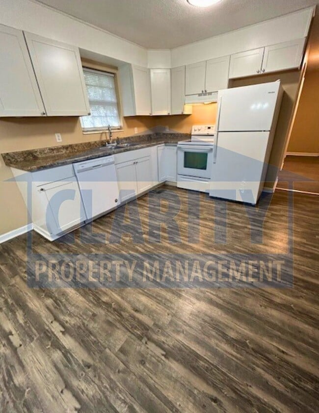 Building Photo - Charming 3 Bedroom, 1 Bath Home with Garag...