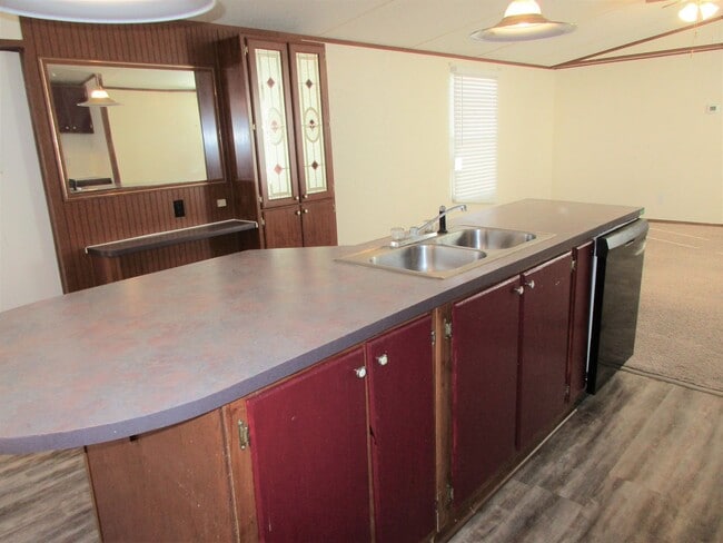 Building Photo - Super Cute & Clean!