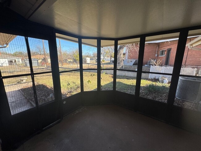 Building Photo - 550 E N 19th St