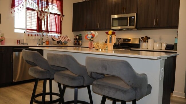 Building Photo - 4 bedrooms 3.5 baths townhome in South San Diego