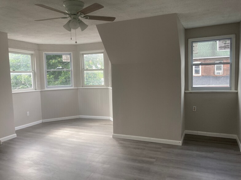 Building Photo - 1137 E 3rd St