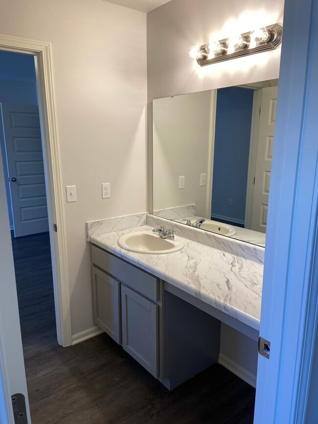 Building Photo - Now Preleasing! Comfortable Three Bedroom | Two and a Half Bath Home in Oak Woods