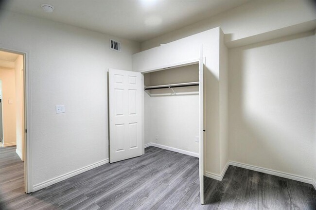 Building Photo - 9574 Darkwood St