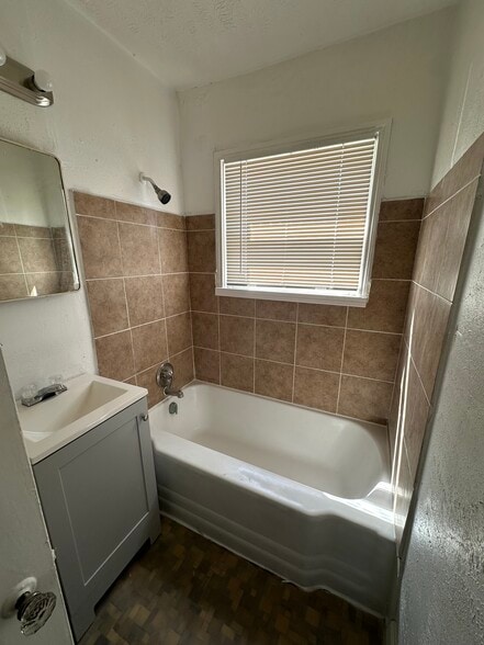 Building Photo - 4420 Roseland St