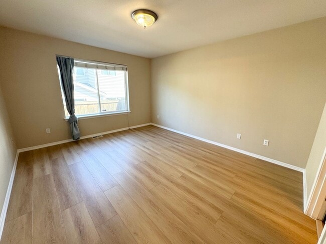 Building Photo - Spacious rambler 2 beds plus den