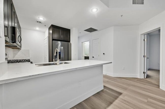 Building Photo - Beautifully Upgraded Park Avenue Condo Ava...