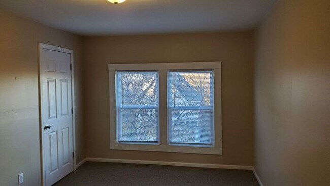 Building Photo - Newly Remodeled Huge 4 Bedroom + Office 3 ...