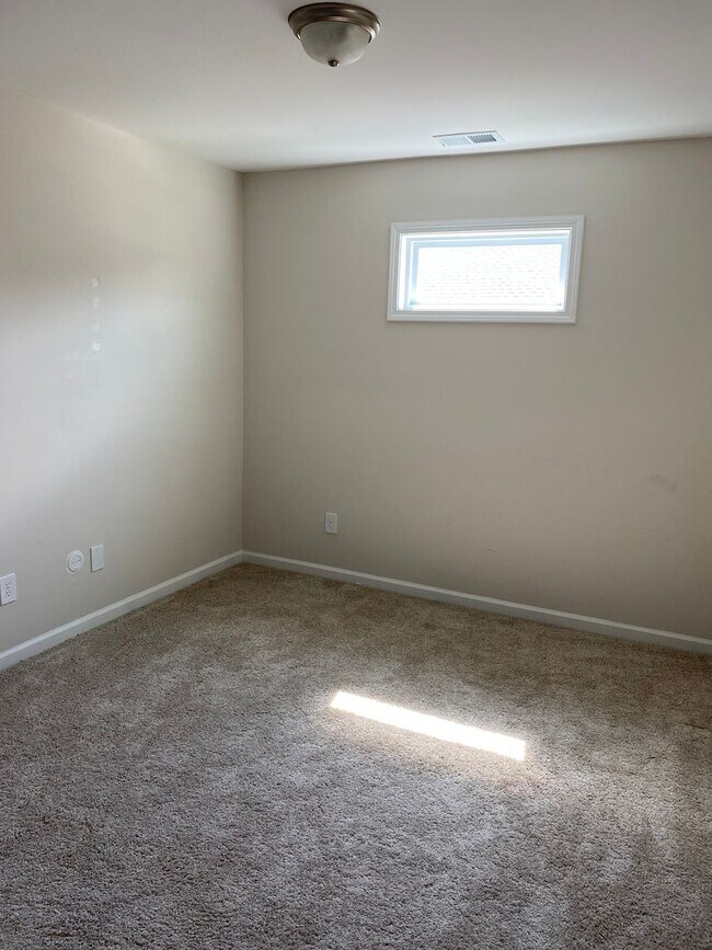 Building Photo - 4 bedroom 2.5 bath