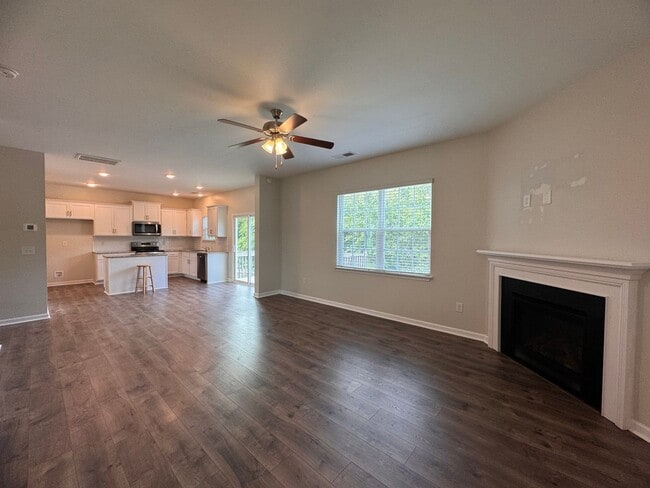 Building Photo - Beautiful 4BR 2.5BA Home in Trinity