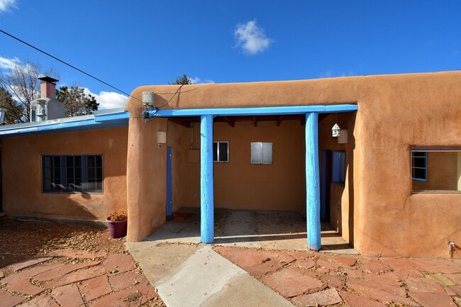 Building Photo - 142 Duran St