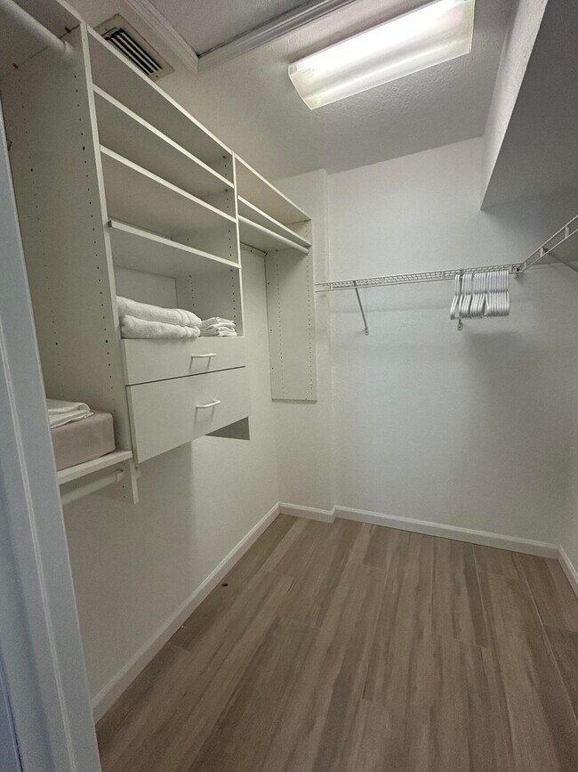 Building Photo - 1136 Staghorn St