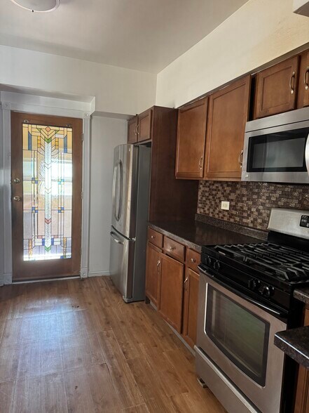 Building Photo - 6733 N Artesian Ave