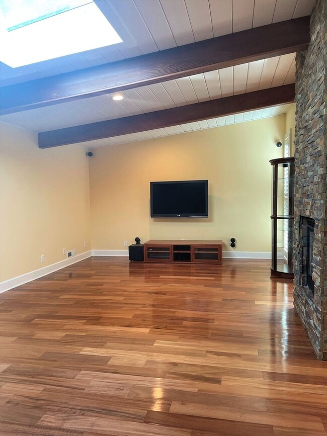 Building Photo - Serene, Executive 5 Bedroom 3 Bath Home with Private Front yard and Backyard - Palo Alto