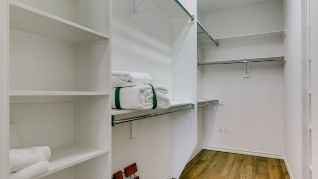 Building Photo - 4 Bedroom PG Townhome for Rent!