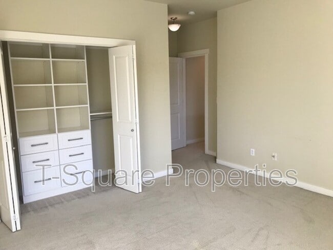 Building Photo - 13824 N Creek Dr