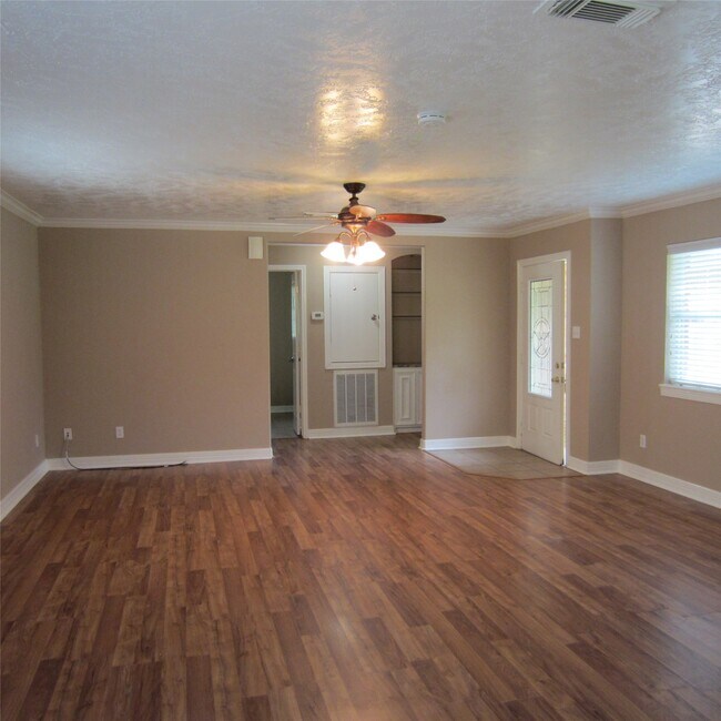 Building Photo - 18675 Ferne Dr