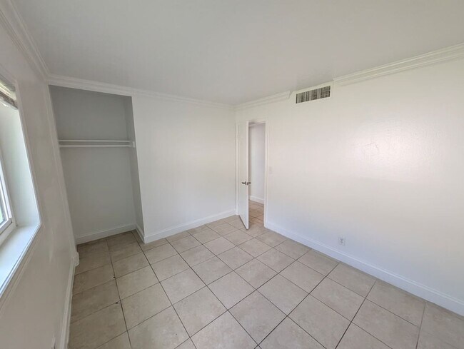 Building Photo - 817 Lighthouse Dr