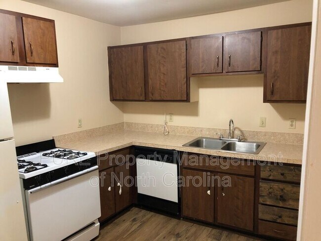 Building Photo - 2804 Carriage Dr