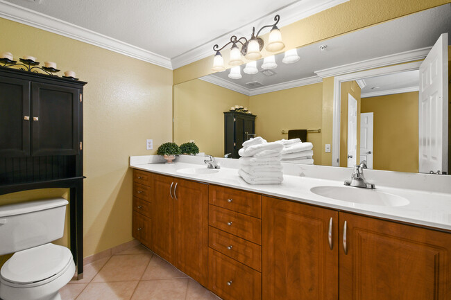 Master bath w/ 2 sinks - 6450 Emerald Dunes Dr