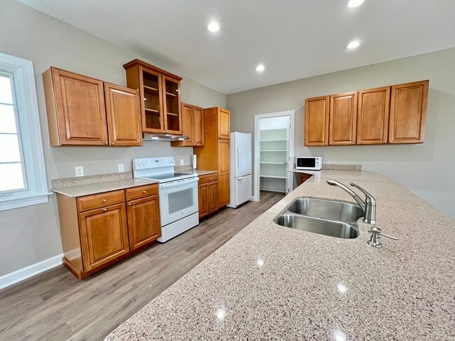 Building Photo - Adorable Waterfront/Fully Furnished/All In...