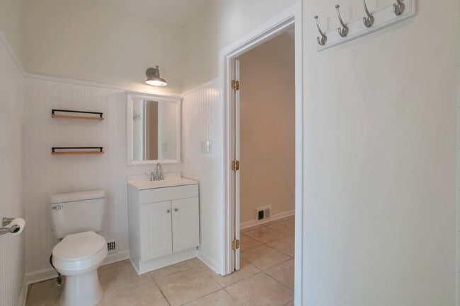 Building Photo - Room in House on Santa Monica Dr