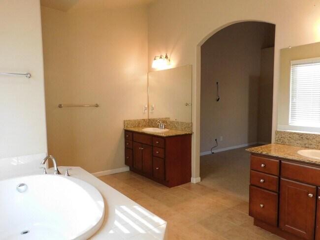 Building Photo - 5189 W Beechwood Ave