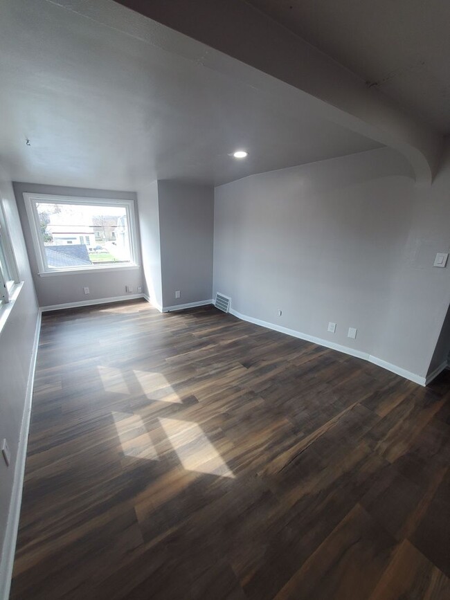 Building Photo - 159 S 78th St