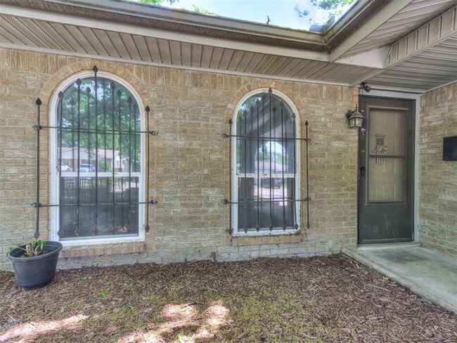 Building Photo - 616 Whispering Oak Rd