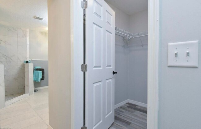 Building Photo - Stunning Home - Large Lot with 2 Car Garage!