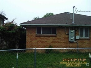 Building Photo - 2 bed, 1 Bath, 900 SF with washer/dryer ho...