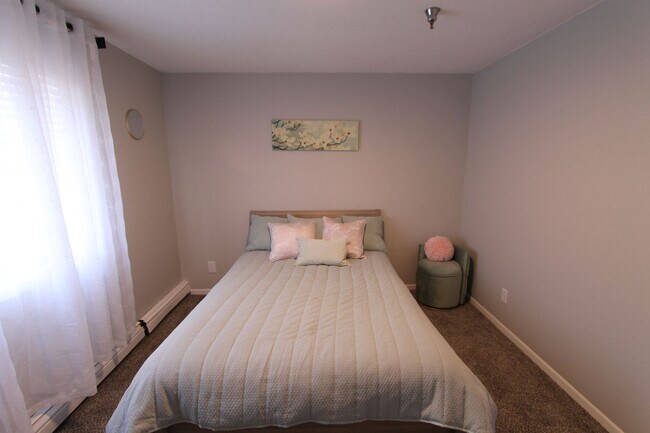 Building Photo - Spacious first floor one bedroom with mode...