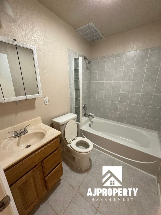 Building Photo - 2208 S Larch Ave