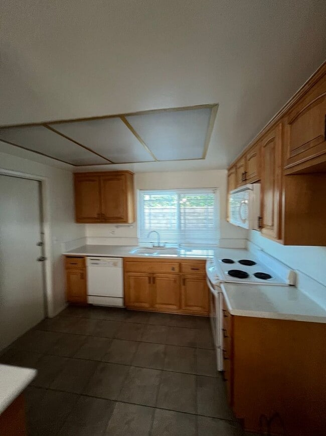 Building Photo - Beautiful 4 Bd Townhouse