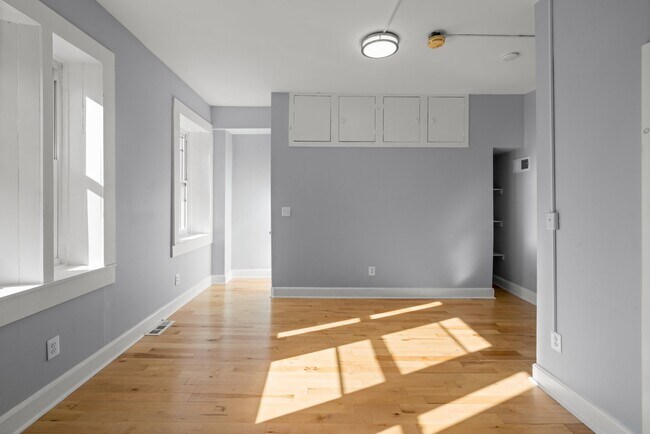 Building Photo - 112 W Mulberry St