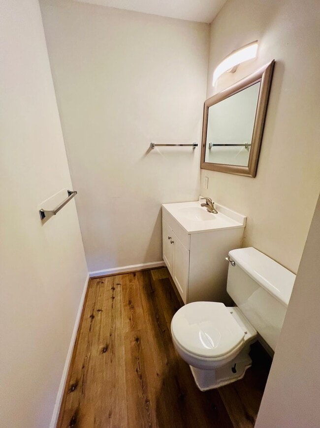 Building Photo - Large 2BR/1.5 bath apartment!