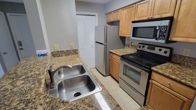 Building Photo - Gated, Updated 2 bedroom, 1 bath Condo in ...