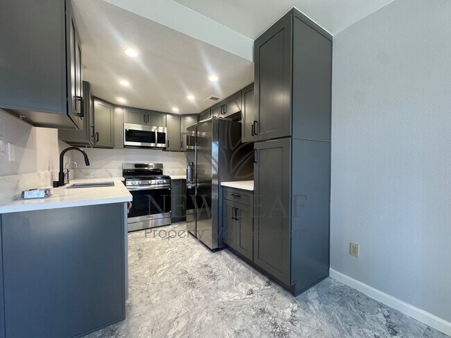 Building Photo - Stunning 2 Bedroom in the Heart of Ontario