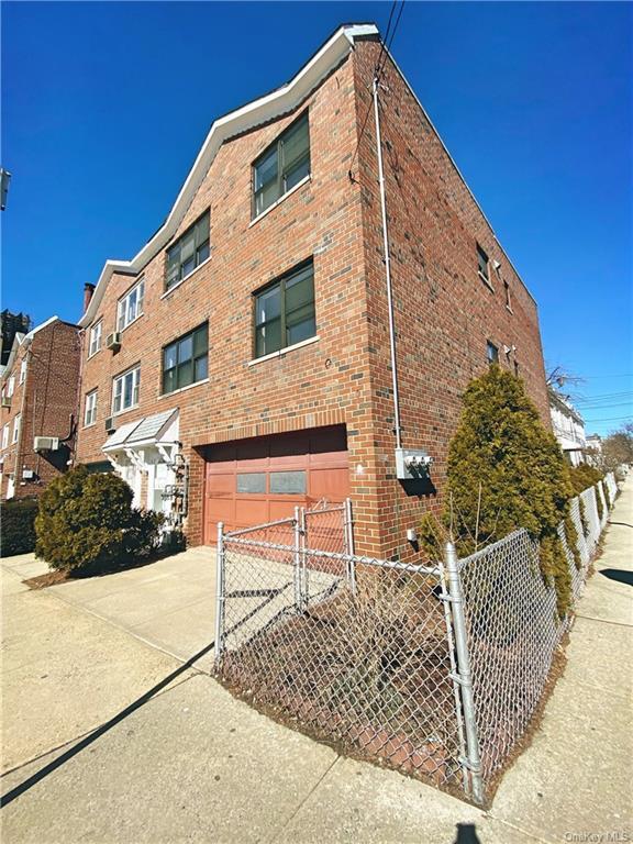 Building Photo - 281 W 234th St