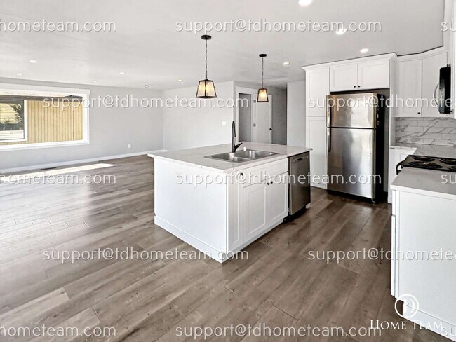 Building Photo - "Charming 4-Bedroom Home with Scenic Views & Finished Basement in Renton!"